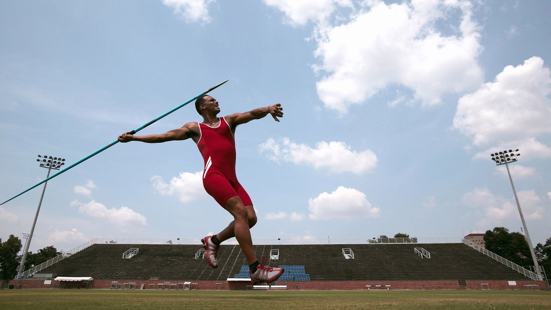 女子接力赛战术得当拔头筹，女子接力赛逆袭